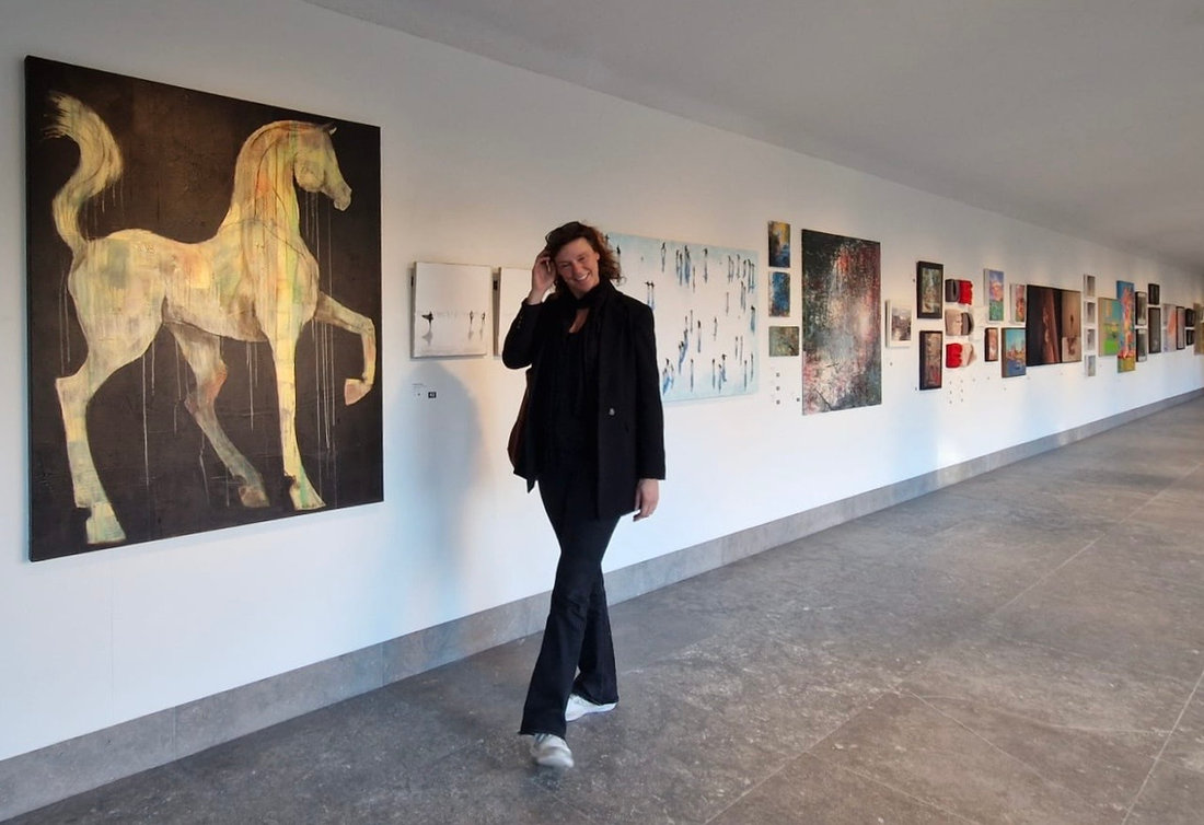 Wendy Alblas in een galerie met haar werk